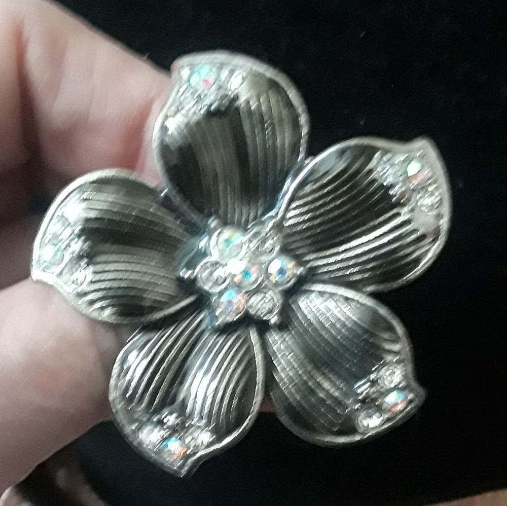 Stretch Ring to fit any. Beautiful Flower